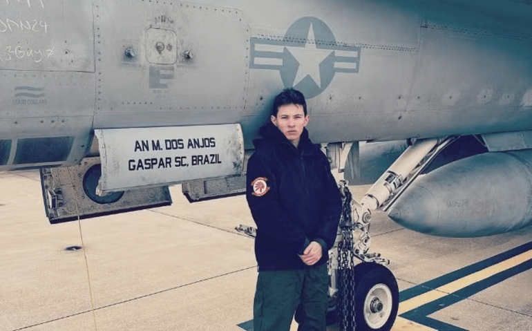 Márcio Gabriel dos Anjos Sansão em frente a jato da Marinha dos Estados Unidos com o seu nome — Foto: Arquivo pessoal