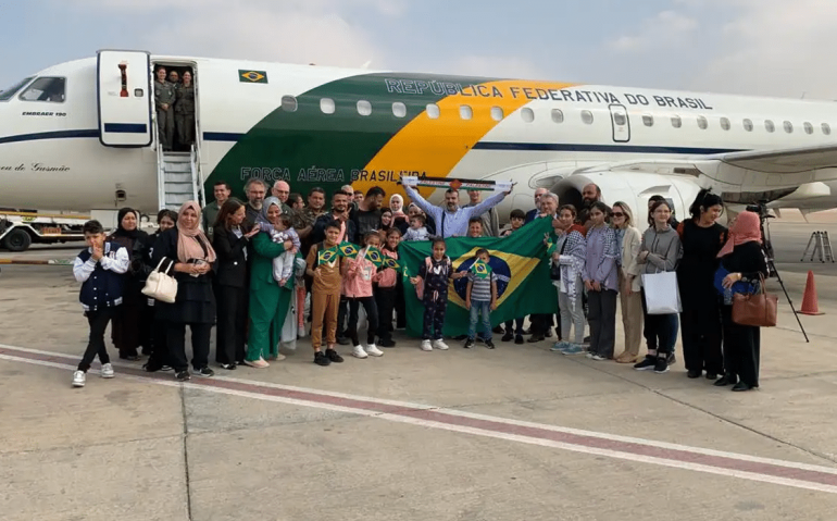 Brasileiros repatriados da faixa de Gaza chegaram ao Brasil em voo da FAB (Imagem: Itamaraty)