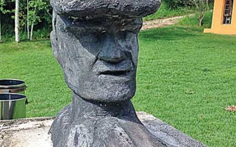 Busto-de-Lamarca-antes-de-ser-retirado-do-parque-estadual.-767x1024