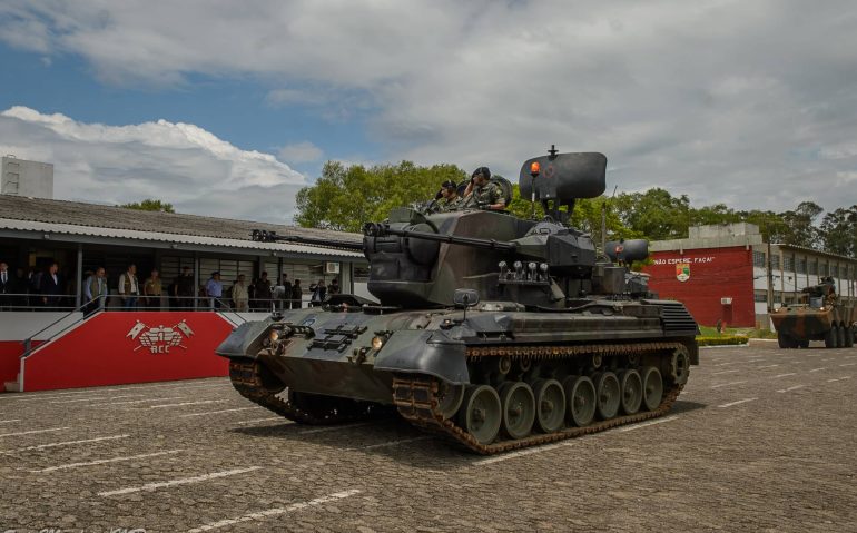 Desfile no Centro de Instrução de Blindados, em Santa Maria (Imagem: sargento Manfrini-MD)
