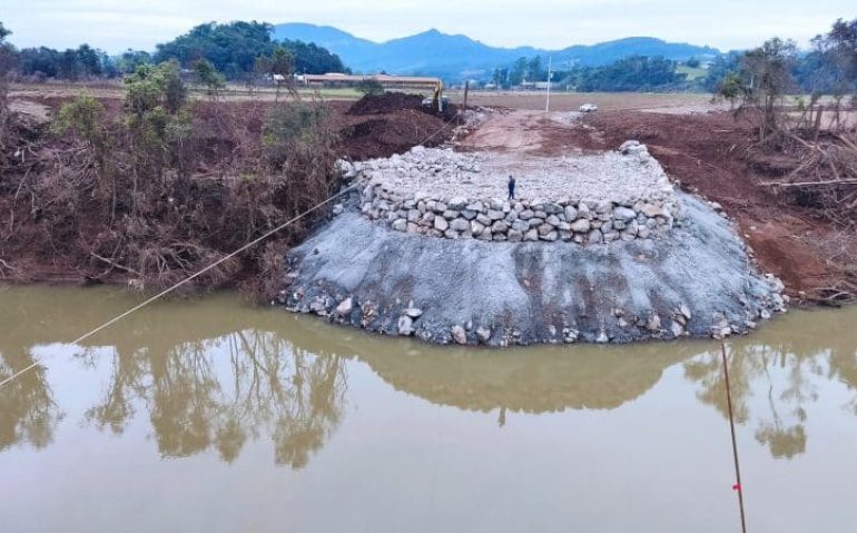 Obras no local seguem em andamento. Em Arroio do Meio, a elevação da cabeceira pode perdurar por mais dias (Foto: Gabriel Santos)