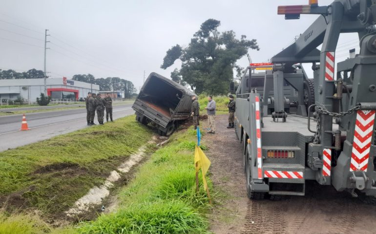 CAMINHÃO DO EXÉRCITO TOMBADO EM SANTA MARIA
