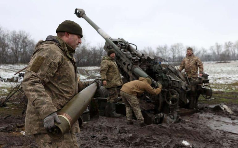 Não são só os mísseis antiaéreos que faltam. Com os sucessivos atrasos dos países da NATO, os militares ucranianos têm cada vez mais dificuldades em dar luta