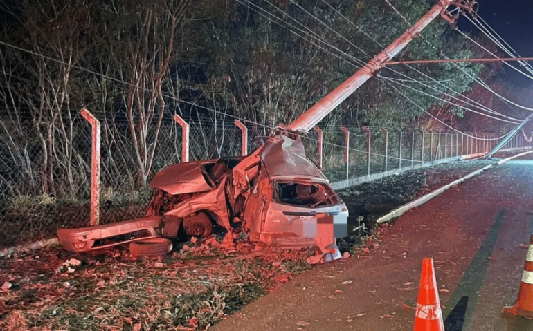 Poste se partiu ao meio com o acidente — Foto: Corpo de Bombeiros/Divulgação
