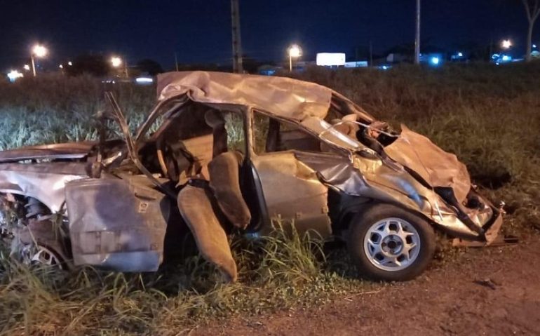 Carro com militares do Exército capota no perímetro urbano de Palmas — Foto: Divulgação