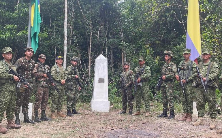 Cucuí (AM) - Militares do 4º Pelotão Especial de Fronteira (PEF) participam da cerimônia de hasteamento dos Pavilhões Nacionais Brasileiro e Colombiano na região de Tríplice Fronteira, juntamente com militares do 50º Batalhão Fluvial da Infantaria de Fuzileiros Navais da Colômbia. (Crédito: CMA)