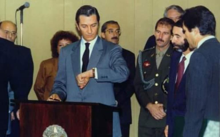 29 de dezembro de 1992 - O presidente Fernando Collor de Melo confere o relógio antes de assinar sua renúncia ao cargo, última cartada para evitar a cassação. Atrás, o major Fernando Azevedo e Silva, atual ministro da Defesa