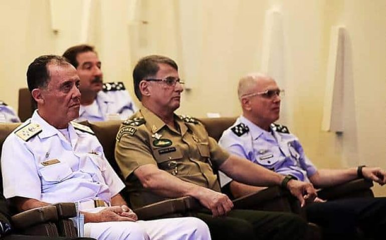 O almirante Ilques, o general Pujol e o brigadeiro Bermudez: distância dos radicais Foto: Marcos Corrêa/PR