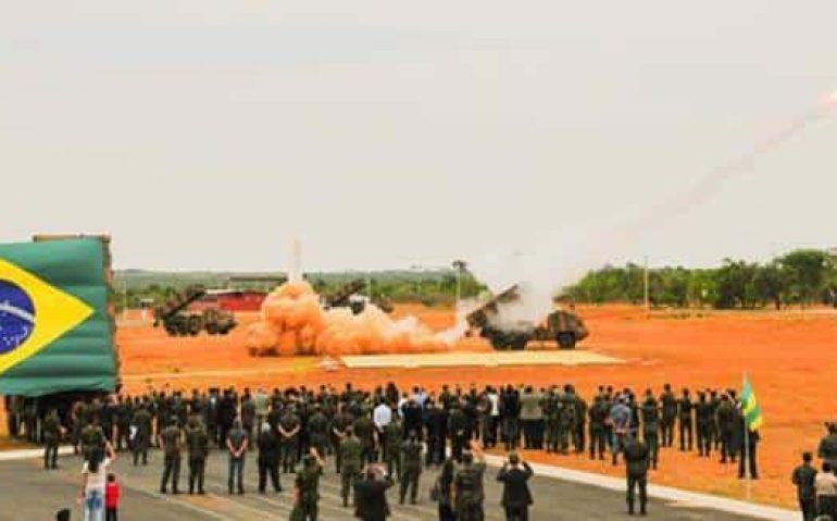 Cerimônia de inauguração do novo Comando de Artilharia em Formosa (GO) contou com exibição de lançamento de foguetes
Ministério da Defesa / Divulgação