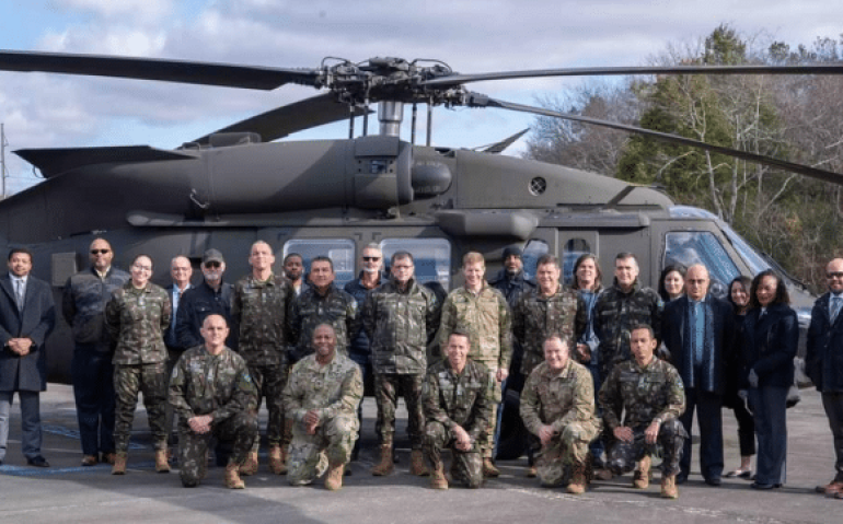 comitivas, brasileira e norte-americana, com um helicóptero Black Hawk