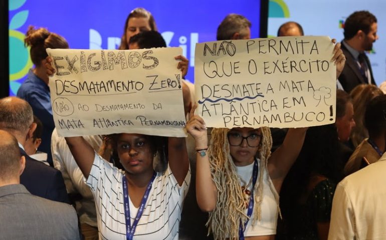 Cartazes foram notados e exibidos durante a COP 28. Foto: Engajamundo.