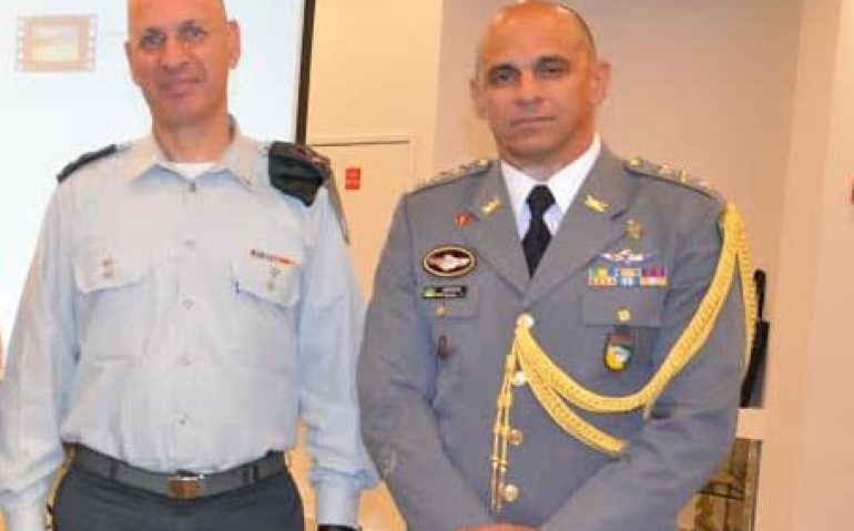 Nota DefesaNet: Coronel Paulo Jorge de Nápolis, quando se despedia do posto de Adido Militar, em Israel, 29 Junho 2015, ao lado do General Yossi Baidatz,  agora na reserva. O seu último posto foi como comandante do Israel National Defense College and the Military Academies. Anteriormente serviu como Chefe do Israel Directorate of Military Intelligence (AMAN). Também serviu como oficial de inteligência na Unidades de Operações Especiais. O Coronel de Nápolis também é oriundo de Forças Especiais.