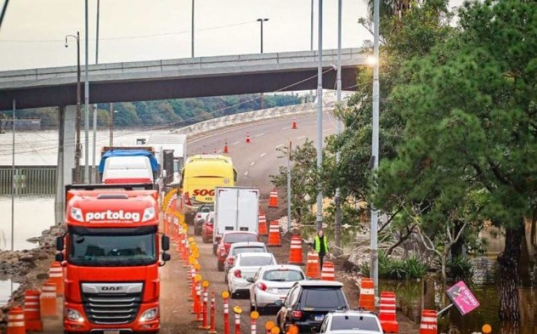 O corredor humanitário instalado entre duas das principais avenidas de Porto Alegre teve a duplicação concluída nessa quarta-feira (15/5) - (crédito: Alex Rocha/Prefeitura de Porto Alegre