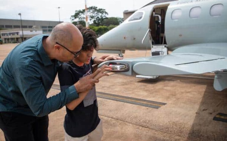 CRIANÇA SEM OS OLHOS CONHECE AVIÃO DA FAB