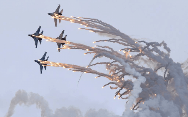 Caças Su-27 disparam iscas para mísseis durante exibição em Níjni Tagil, na Rússia - Serguei Karpukhin - 25.set.2013/Reuters
