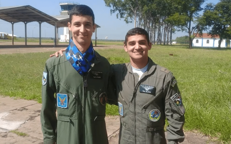 O cadete Sérgio Branquinho Junior, de Ribeirão Preto (SP), (à esquerda) e o capitão Rodrigo Alves da Silva, de Japeri (RJ) morreram em acidente com o T-25 em Florianópolis (SC) — Foto: Redes Sociais