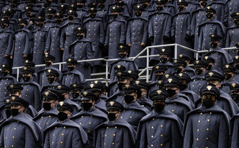 Cadetes do Exército americano durante jogo de futebol americano na Academia Militar de West Point Foto: SAMUEL CORUM / NYT 13-12-20