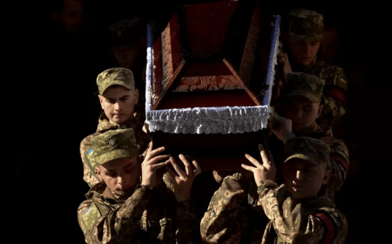 Militares ucranianos carregam um caixão durante uma cerimônia fúnebre para tropas mortas em combate com a Rússia