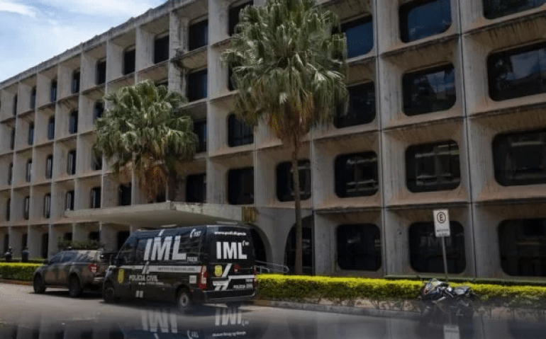 Camburão IML em frente ao MD