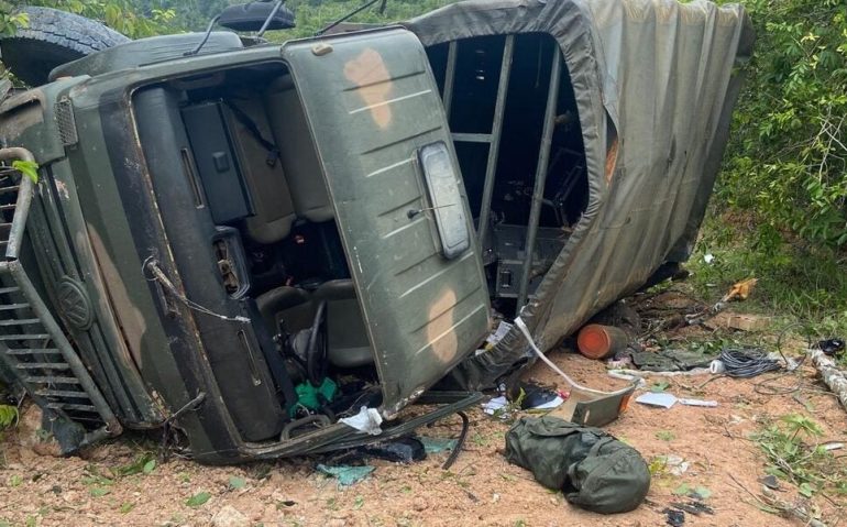 Camihão 4 BIS capotado em Rondônia
