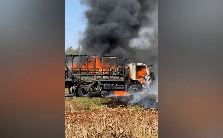 O veículo do exército ficou totalmente destruído.  (Reprodução: redes sociais)
