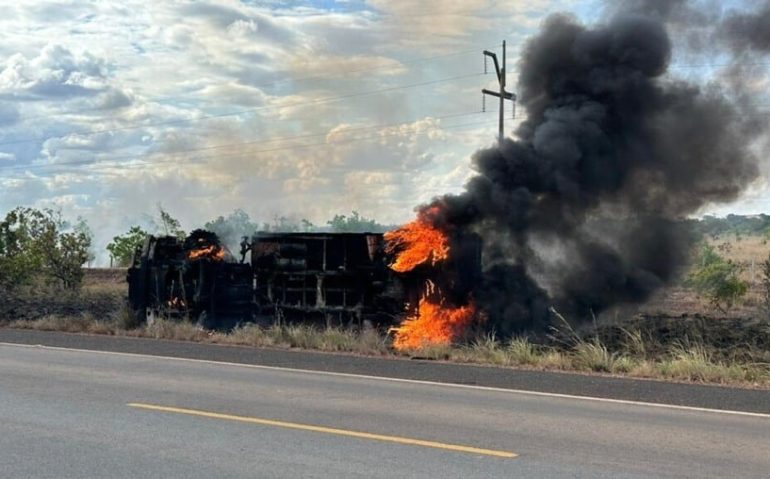 Caminhão do Exército pega fogo — Foto: Reproduçãop/Redes sociais