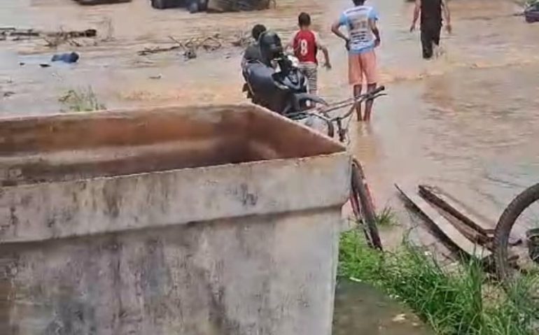 Caminhão do Exército quase tomba no Acre