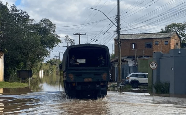 Caminhão do Exército socorre vítimas da enchente em Eldorado do Sul