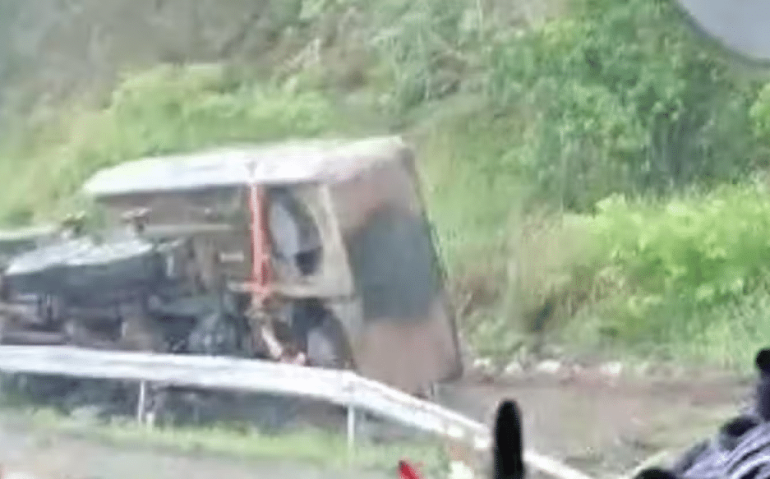 Caminhão tombou na Rodovia Régis Bittencourt, na altura de Cajati — Foto: Redes sociais