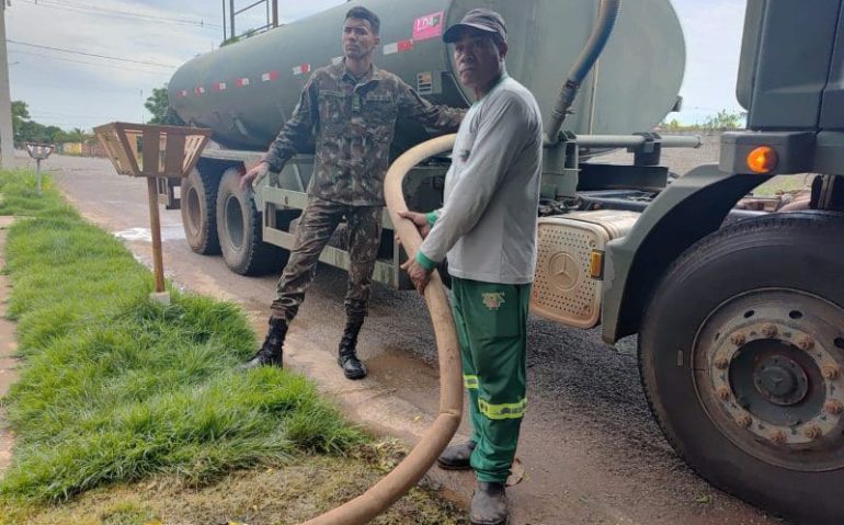 Caminhão-pipa do Exército socorre a população em Cáceres (Imagem: Águas do Pantanal)