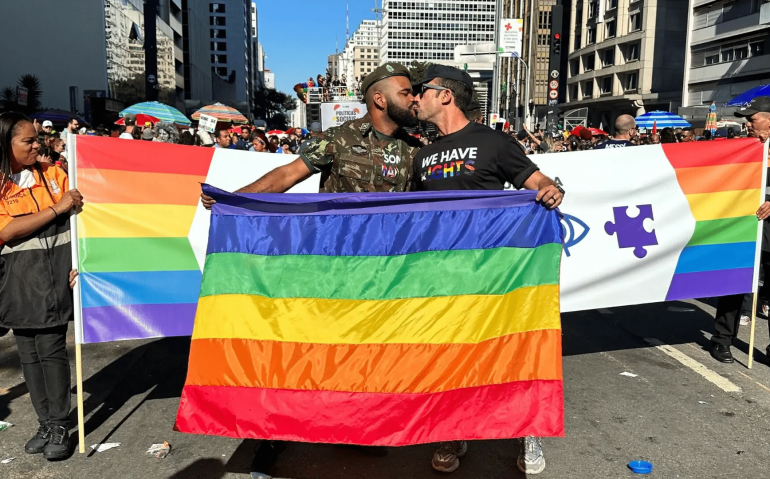 São Paulo (11/6) - O capitão do Exército Ricardo Pio (de preto, à direita) marcou presença na parada LGBT+ na companhia do seu namorado, o americano Saul Guerrero (Imagem: divulgação)