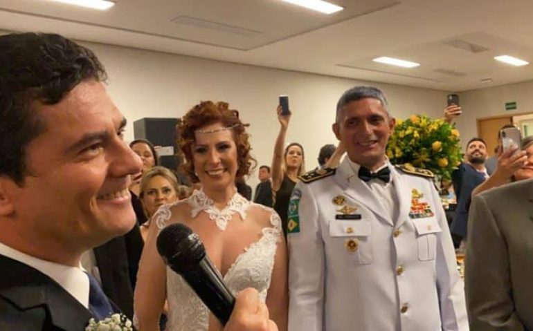 Casado com a deputada federal Carla Zambelli, que apoia o presidente Jair Bolsonaro, o coronel Oliveira é subordinado ao secretário nacional de Segurança Pública, general Theophilo Gaspar de Oliveira