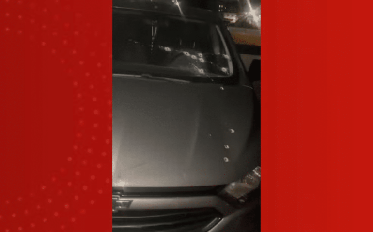 Pelo menos 12 atingiram o veículo estacionado dentro de condomínio em Salvador — Foto: Redes sociais