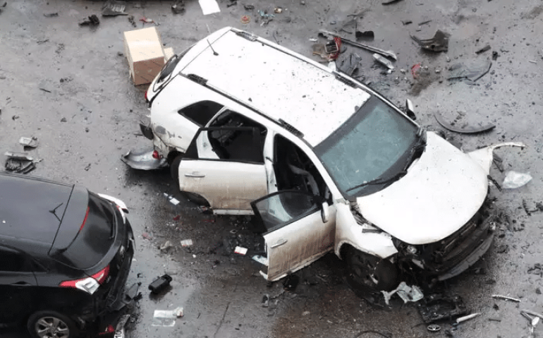 Carro no qual estava tenente-general russo explodiu em Moscou, nesta segunda-feira, 22 de dezembro. Fanil Sarvarov era chefe do departamento de treinamento operacional.
Foto: REUTERS - Anastasia Barashkova / RFI