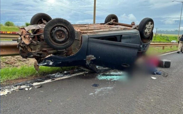 Celta capotou na BR-369, no trecho entre os municípios de Apucarana e Arapongas, no norte do Paraná (Reprodução: redes sociais)