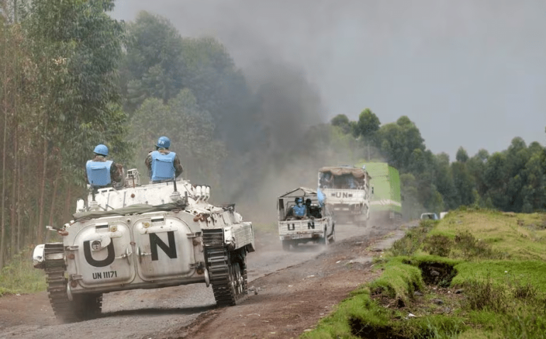 Um carro de combate em uma patrulha da Monusco passa por Kibati, um vilarejo abandonado pela população, perto de Goma  Foto: Thomas Mukoya/Reuters
