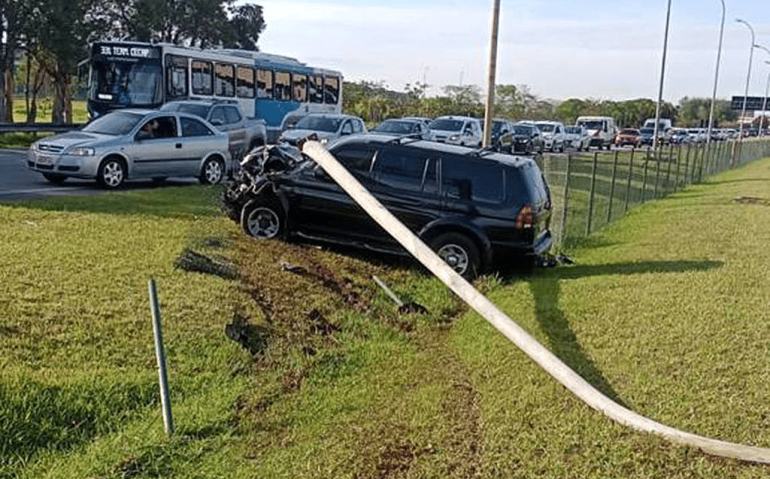 Poste de iluminação foi arrancado do solo, com impacto de carro que também atropelou a atleta Jéssica Messi Levadinha, 31, e o pai dela, além de treinador, Álvaro Gonçalves Levadinha, 69. Ambos morreram, próximo ao aeroporto de Guarulhos, na Grande São Paulo, na manhã desta terça-feira (15) - Divulgação/PRF