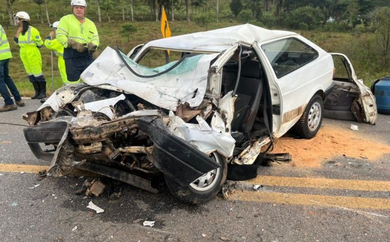 O carro do militar ficou destruído na colisão (Imagem: PMRv)