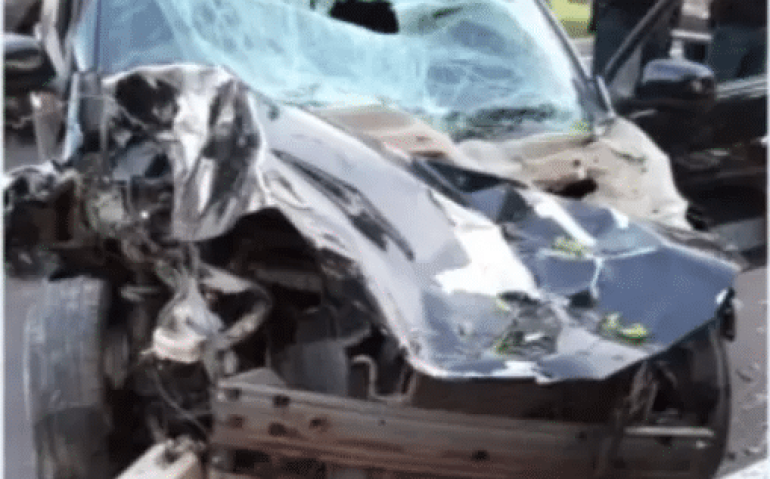 Carro teve a frente totalmente destruída (Reprodução: TV Correio Marabá)