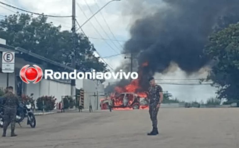 Carro incendeia em frente ao hospital militar de Porto Velho