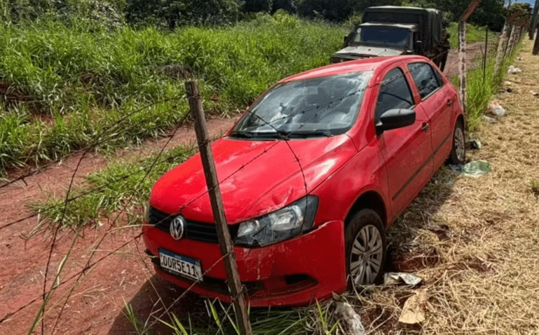 Motorista perde o controle e atravessa cerca do Exército — Foto: Isabelly Melo/TV Morena
