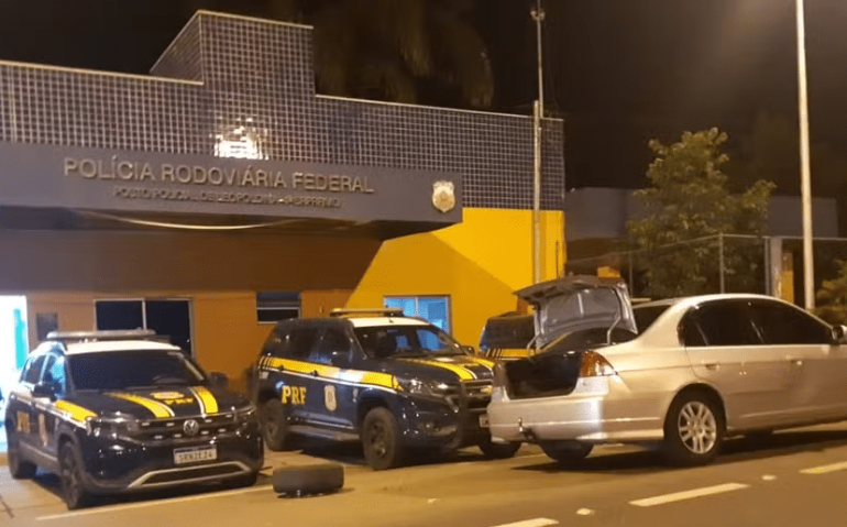 PRF apreende carro roubado que era conduzido por militar do Exército em Muriaé — Foto: PRF/Divulgação