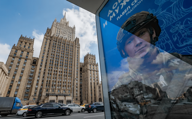 Cartaz anuncia conscrição na Rússia; ministro da Defesa Sergei Shoigu afirma que mais de 50 mil pessoas entraram no serviço militar desde o começo de 2024.  Foto: Yuri Kochetkov/EFE