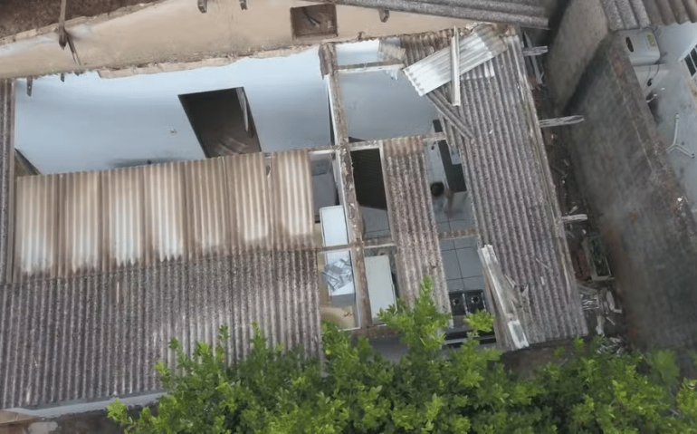 Moradores do Bairro Jaraguá registraram danos a casas durante treinamento do exército com aeronaves — Foto: Humberto Junior/Arquivo Pessoal