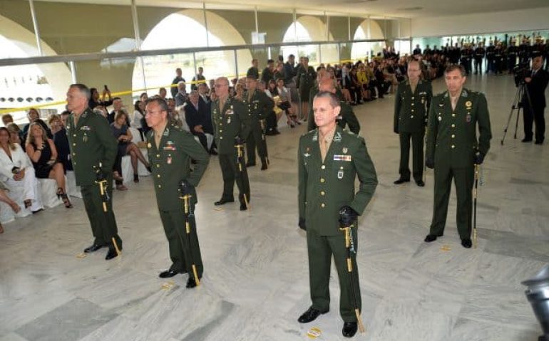 Cerimônia_de_entrega_da_Espada_de_general_aos_novos_generais_de_Brigada_no_gabinete_do_comandante_do_Exército._16904966629-640x426