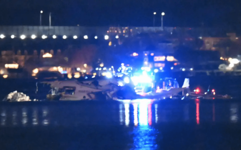 Parte dos destroços é vista enquanto barcos de resgate vasculham as águas do Rio Potomac depois que avião e helicóptero colidiram em Washington - 30/01/2025 (ANDREW CABALLERO-REYNOLDS/AFP)
