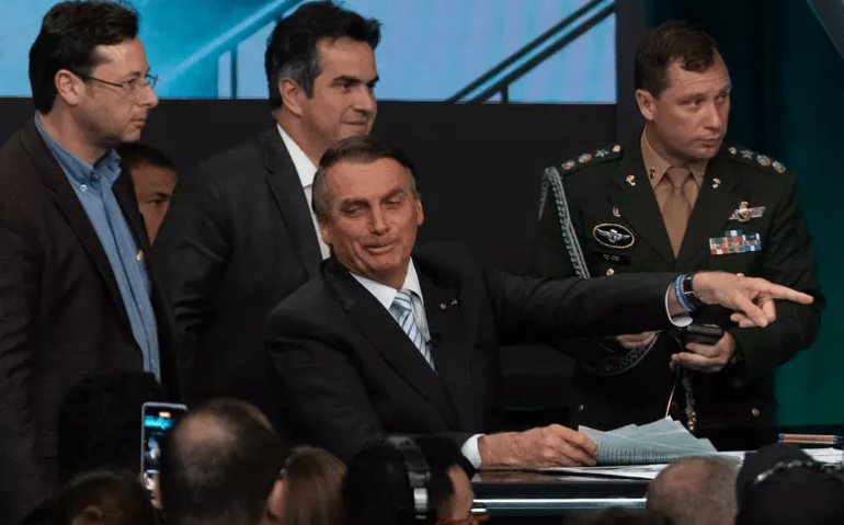 Tenente-coronel Mauro Cid ao lado do ex-presidente Jair Bolsonaro em sabatina antes das eleições
Foto: Estadão