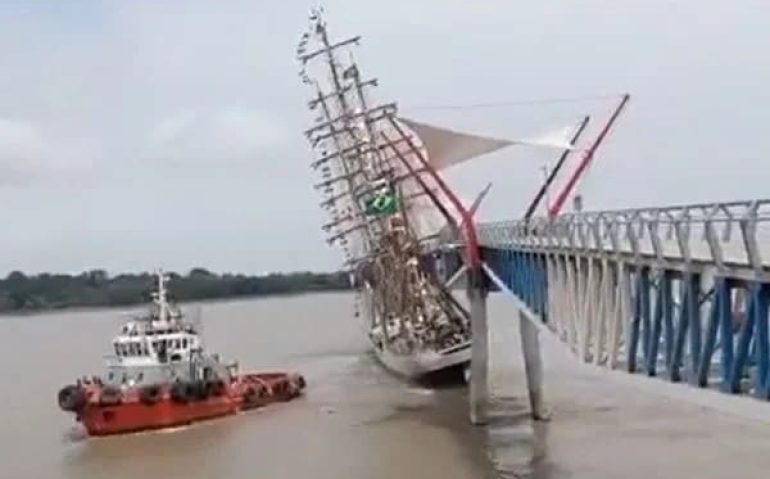 Cisne Branco colidiu com ponte no Equador (reprodução)