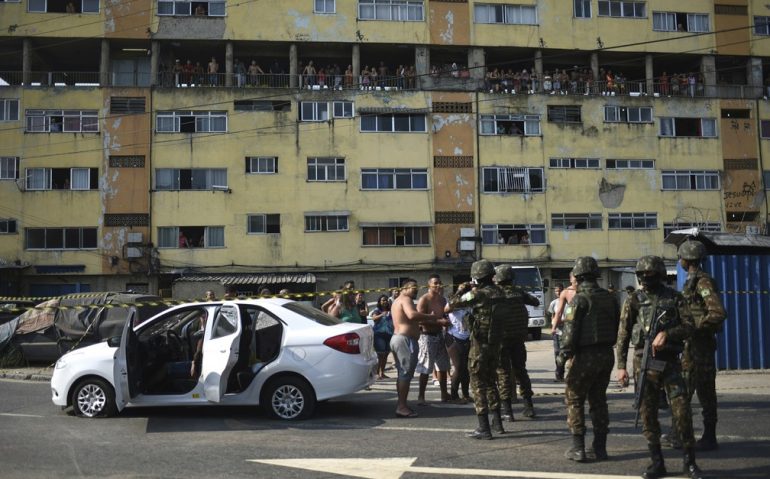 Carro é fuzilado pelo Exército no Rio, causando a morte do músico Evaldo Rosa, de 51 anos — Foto: Fabio Teixeira/AP