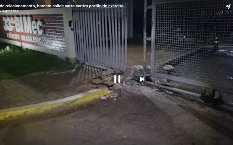 Transtornado com fim de relacionamento, homem colidiu automóvel contra o portão do 33 BIMec (Reprodução CGN)